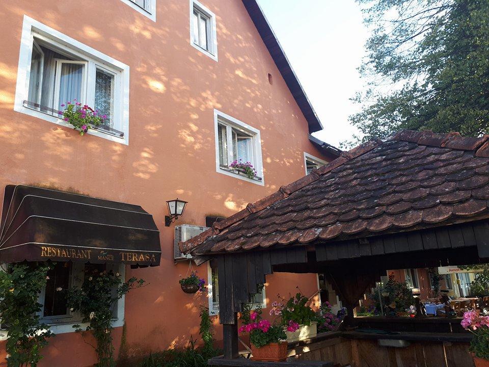 Hotel Mance Brod na Kupi Extérieur photo